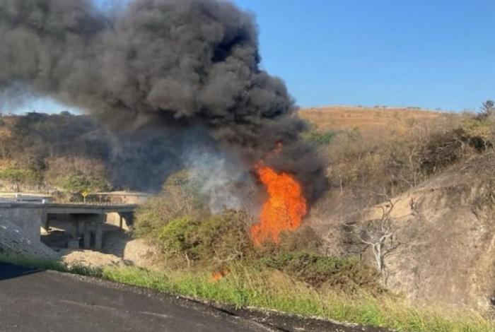 Tres muertos y seis heridos en la explosión de tubería de Pemex en Oaxaca