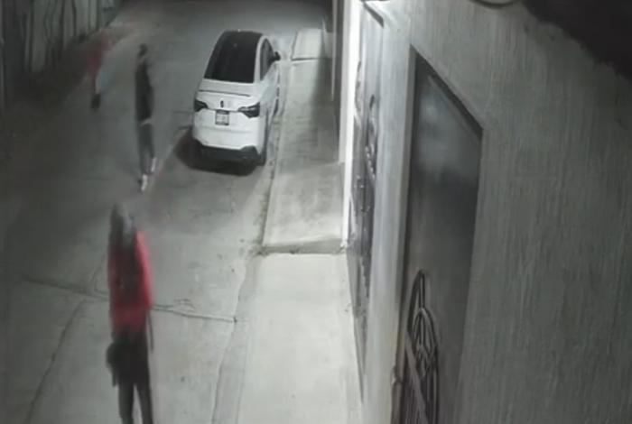 Tres sujetos roban cámara de videovigilancia en la colonia Praderas del Sur