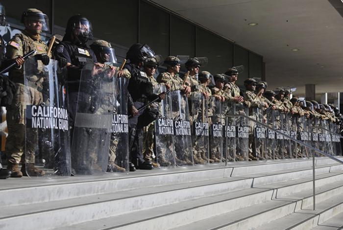 Tribunal bloquea orden de Trump de desplegar al Ejército de EUA en Los Ángeles
