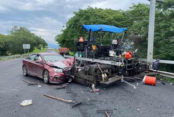 Tripulantes de un auto quedan heridos al chocar contra un maquina pavimentadora, en la Siglo XXI