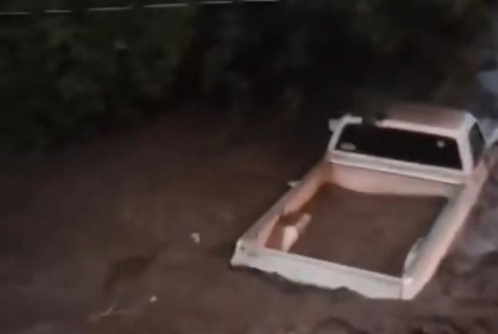 Tromba deja daños en más de 15 viviendas; arrastra autos y otras pertenencias en Ecuandureo