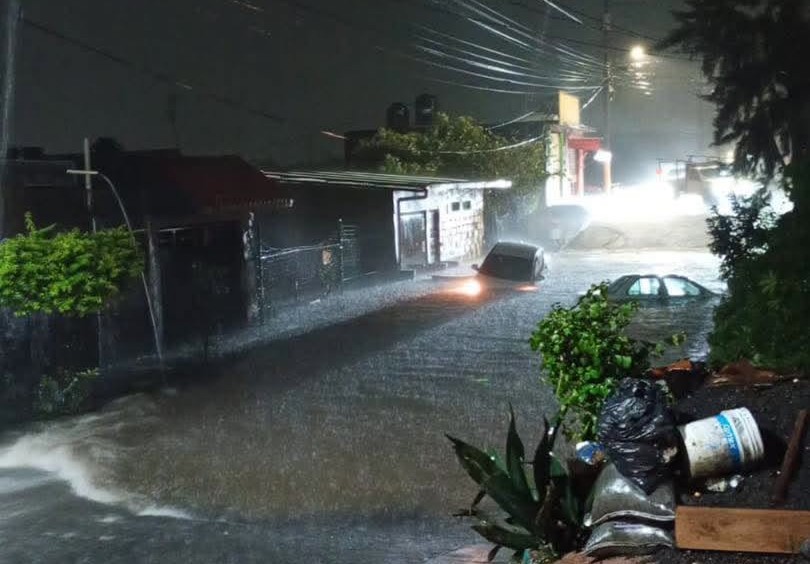 Tromba derriba árboles y genera inundaciones en Uruapan