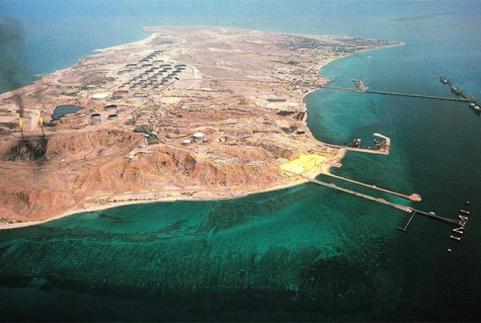 Trump anuncia un 'poderoso' bombardeo contra la isla de Kharg, corazón petrolero de Irán