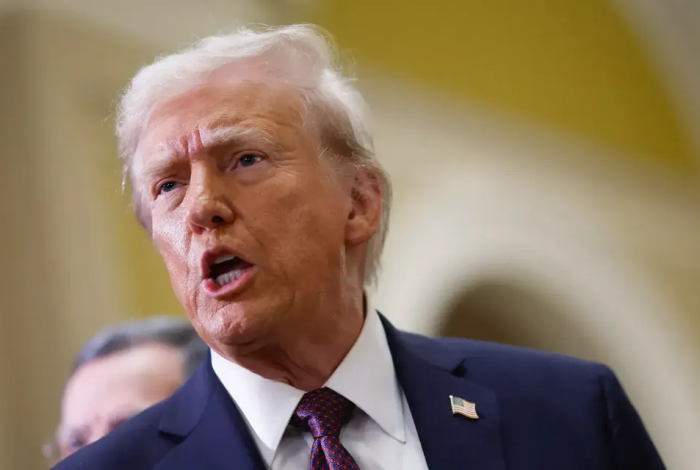 Trump firma ley para desclasificar archivos de Epstein