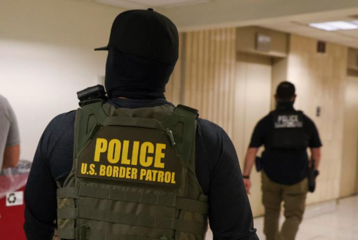 Trump ha usado 150 cárceles para albergar migrantes ante alza del 49 % en detenciones