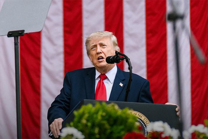 Trump llega a los 80 presumiendo de salud, aunque crecen las dudas sobre sus facultades