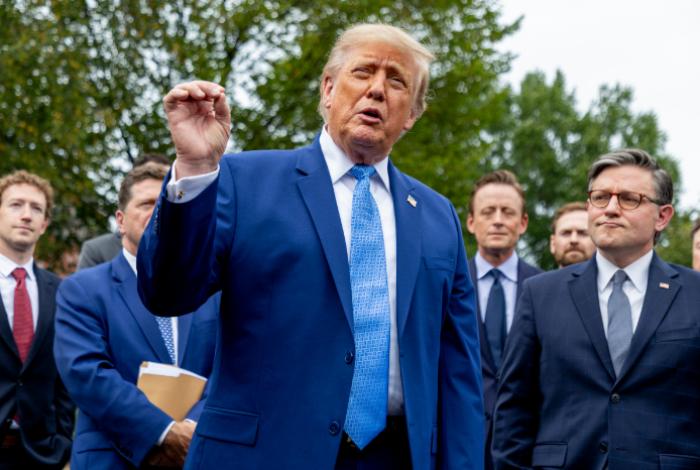 Trump ordena que su Gobierno use el término "superinteligencia" para referirse a la IA