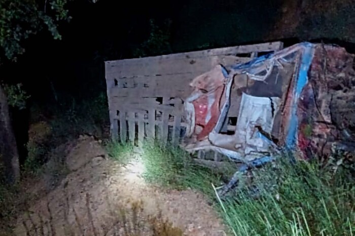 Tumbiscatío: Muere joven camionero al caer con su unidad a un barranco