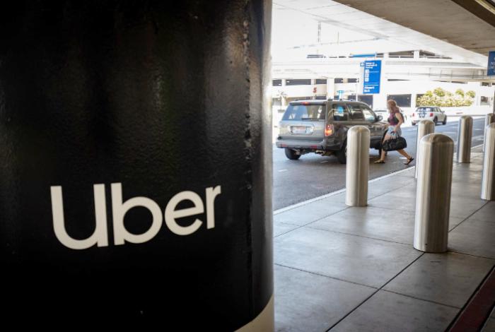 Uber exige respetar fallo que impide sancionar a conductores en aeropuertos de México; taxistas bloquean el AICM
