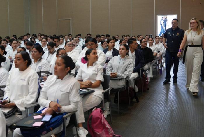 UMSNH arropará a egresadas y egresados durante su servicio social
