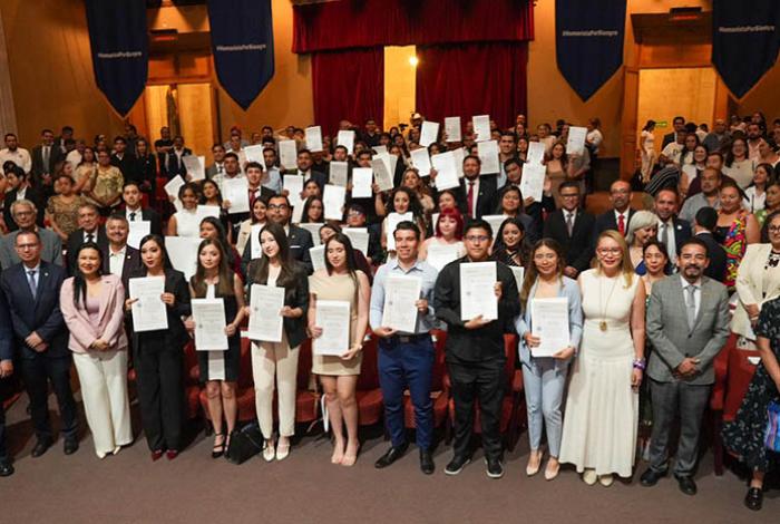 UMSNH brilla a nivel nacional: 117 egresados reciben Premio Ceneval