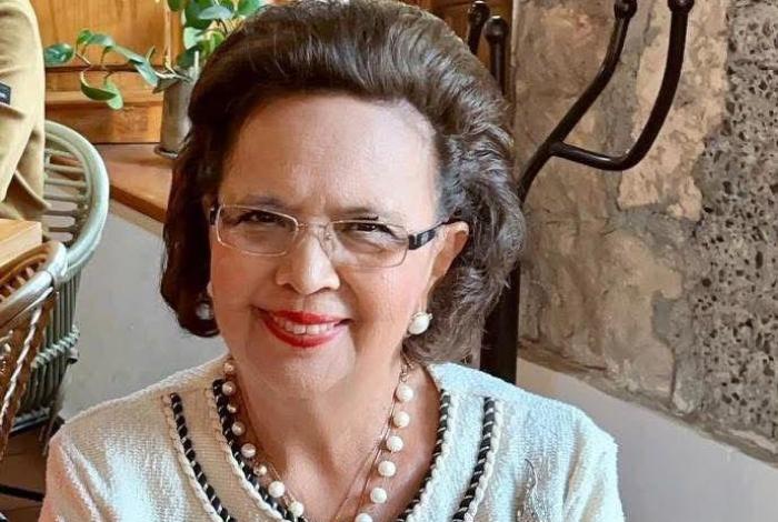 UMSNH reconoce trayectoria de Lupita Morales, ejemplo de entrega y compromiso con la educación