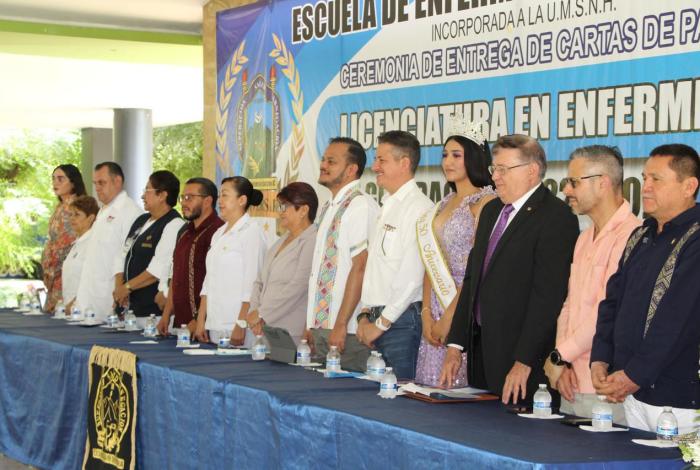 #UMSNH | Secretario Auxiliar, Jorge Manzo, hizo entrega de cartas de pasante a egresados de la Licenciatura en Enfermería de la Escuela de Enfermería de Apatzingán.