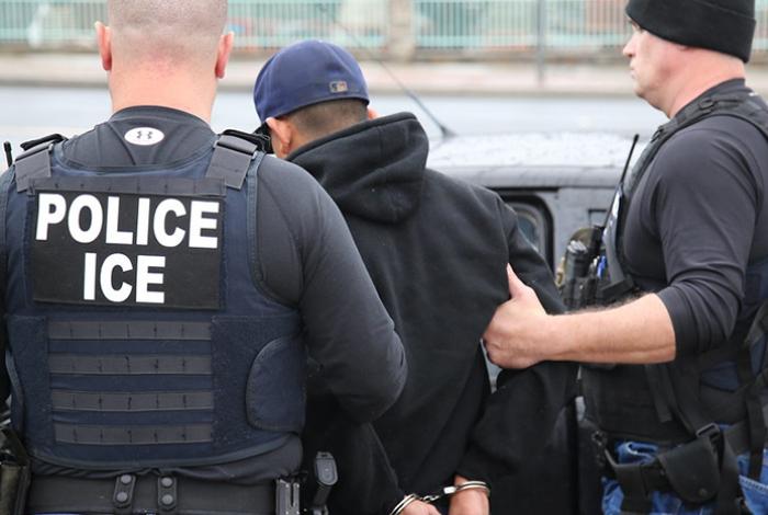Un agente de ICE mata a tiros a un hombre que se resistía al arresto en el área de Chicago