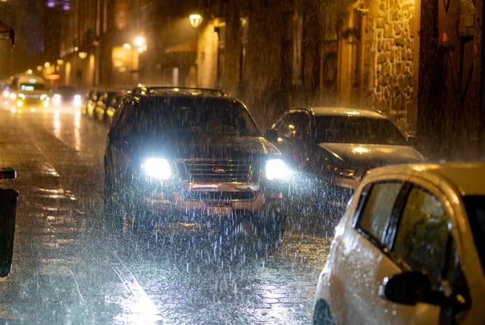 Un árbol caído y encharcamientos dejaron las lluvias el jueves