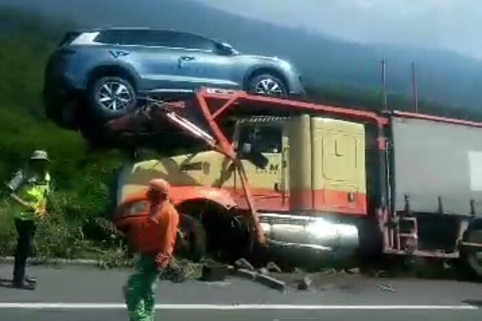  Un camión tipo nodriza se salió de la carpeta asfáltica en la Autopista Siglo XXI