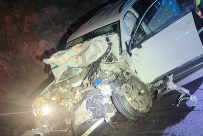 Un lesionado, tras fuerte choque entre una camioneta y un camión de carga en la Siglo XXI