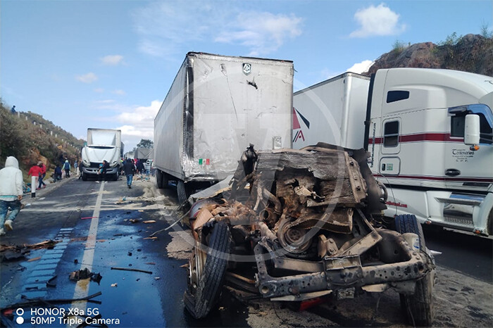 Un lesionado y la cabina de un tráiler totalmente destrozada, tras fuerte choque por alcance en la de Occidente