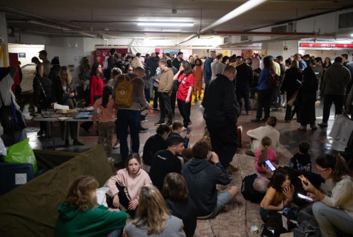 Un mes bajo tierra: así viven israelíes en estacionamientos subterráneos de centros comerciales