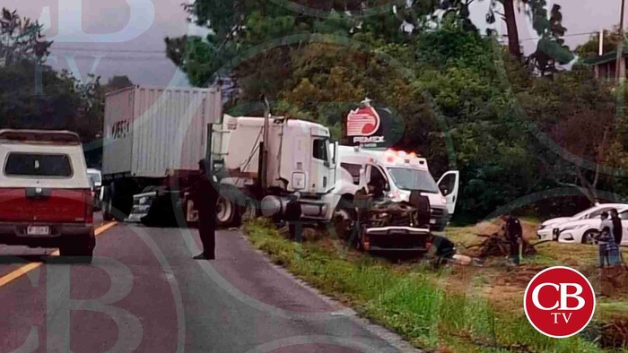 Un muerto deja choque de tráiler y camioneta en Tingambato