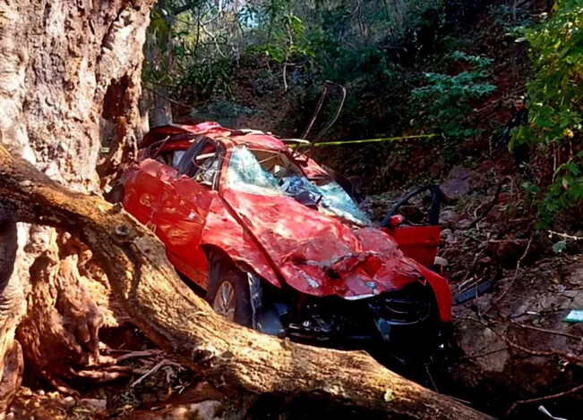  Un muerto por caída de auto a barranca en Tzitzio