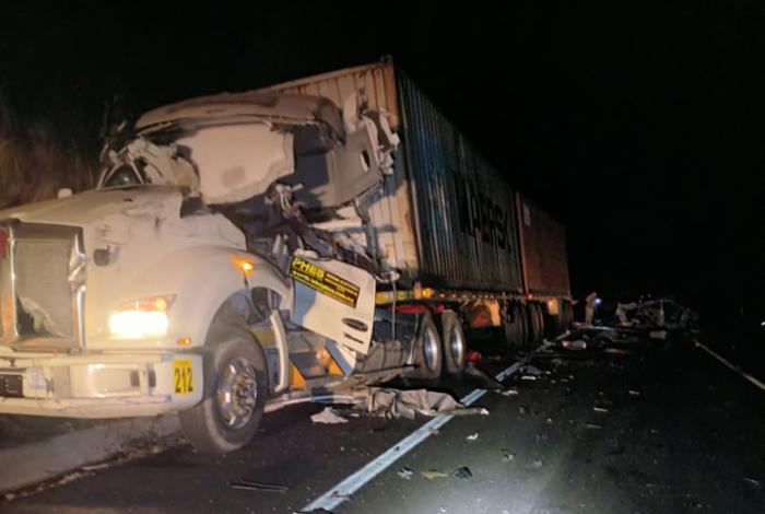 Un muerto, tras choque múltiple entre tres tractocamiones y un auto compacto, en la Siglo XXI