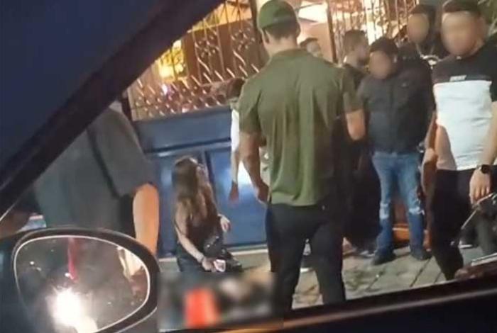 Un muerto y dos heridos deja agresión armada afuera de cervecería en Uruapan