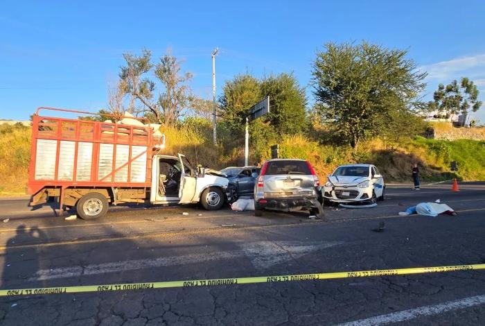 Un muerto y dos heridos tras carambola vehicular en Zamora