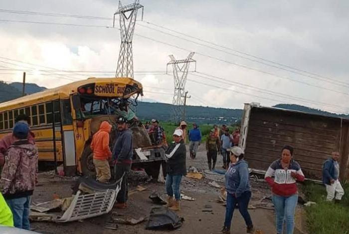 Un muerto y tres heridos, tras aparatoso choque entre autobús de personal y tolva, en Purépero