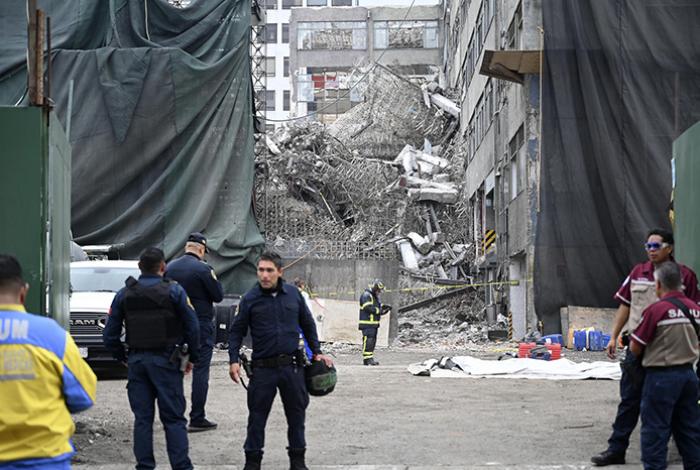 Un trabajador murió tras colapso de edificio en Ciudad de México; dos siguen atrapados
