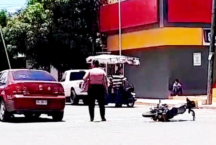 Una adolescente motociclista resulta herida tras un choque en Apatzingán
