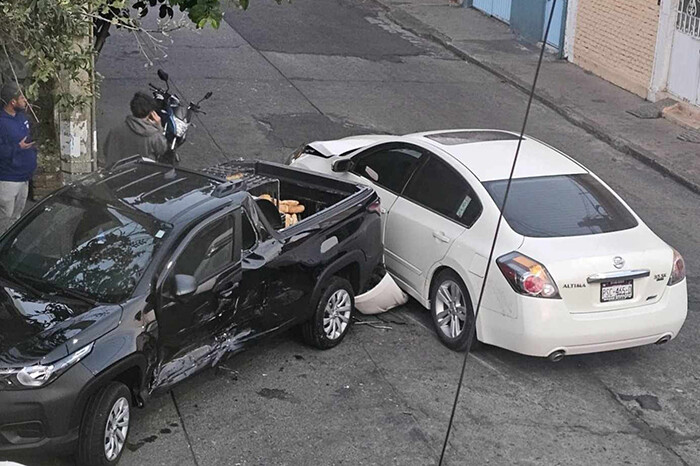  Una camioneta y un automóvil protagonizan un choque en la colonia Industrial, en Morelia