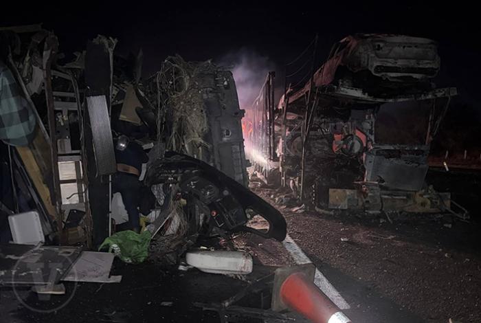 Una enfermera y su padre, los fallecidos en choque de autobús contra madrina calcinada