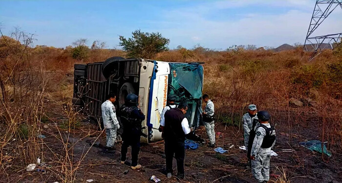  Una fallecida por volcadura de autobús en carretera Lombardía – Nueva Italia