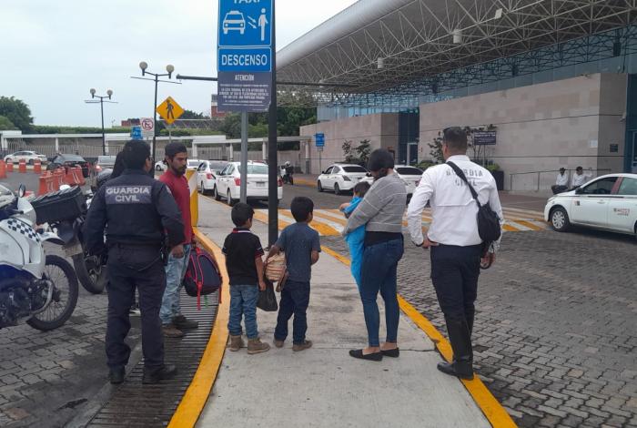Una madre recuperó a sus tres hijos tras un autobús continuar su recorrido sin ellos