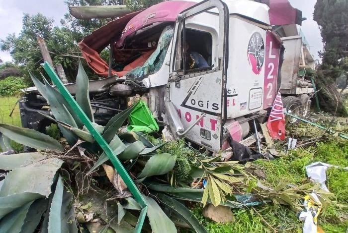 Una mujer muerta y 7 heridos, saldo total del accidente de tráiler en Zitácuaro