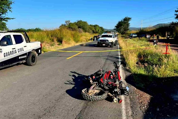 Una mujer muerta y un joven lesionados al ser chocada su moto por una camioneta