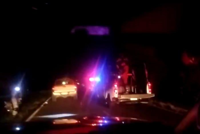 Una mujer sin vida y un menor lesionado tras ser arrollados a bordo de su moto, la carretera Apatzingán–Aguililla 