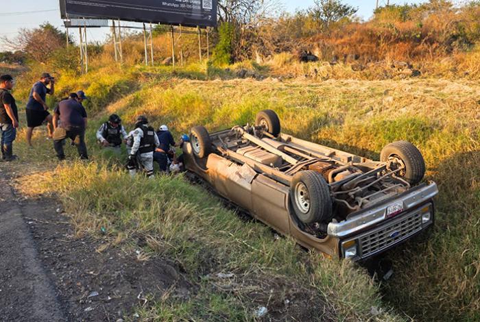 Una mujer y una niña quedan heridas tras aparatosa volcadura en el Libramiento Norte de Zamora