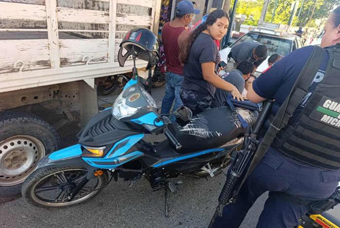 Una mujer y una niña quedan heridas al chocar en moto contra un auto en el centro de Huetamo