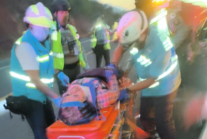 Una persona lesionada, tras choque de auto con barrera metálica en la Siglo XXI