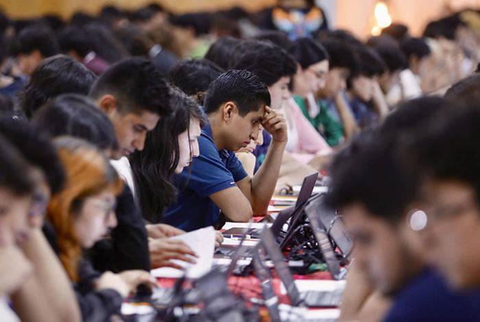 UNAM detecta intentos de trampa en examen presencial tras la crisis por el uso de IA