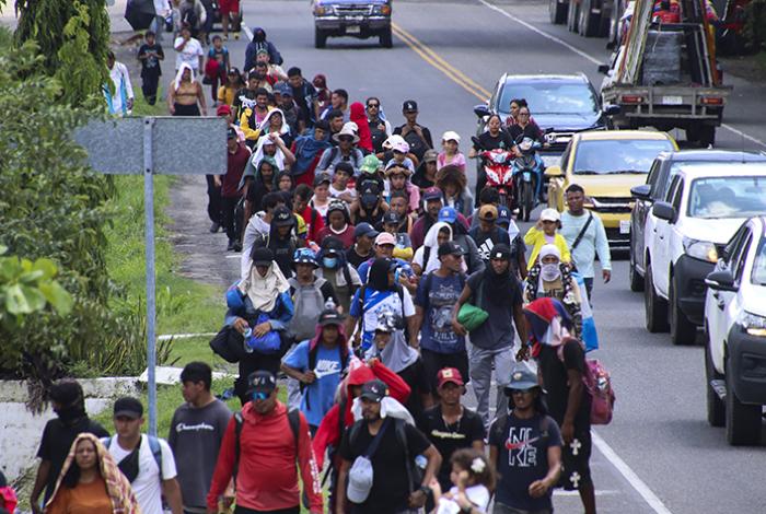 Unos van a EEUU, otros buscan quedarse en México: caravana de 300 centroamericanos entra a Chiapas
