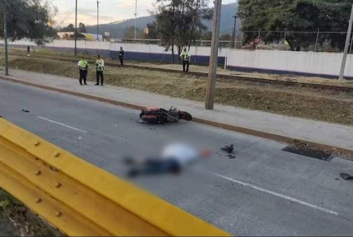 Uruapan: motociclista pierd3 la vid4 tras ser impactado por camión de carga