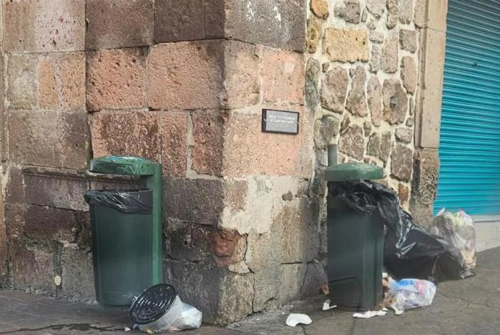 Usan cestos para peatones como tiraderos de basura doméstica en Morelia