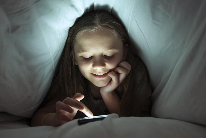 Uso excesivo de redes sociales modifica el cerebro de niños y adolescentes, advierten expertas