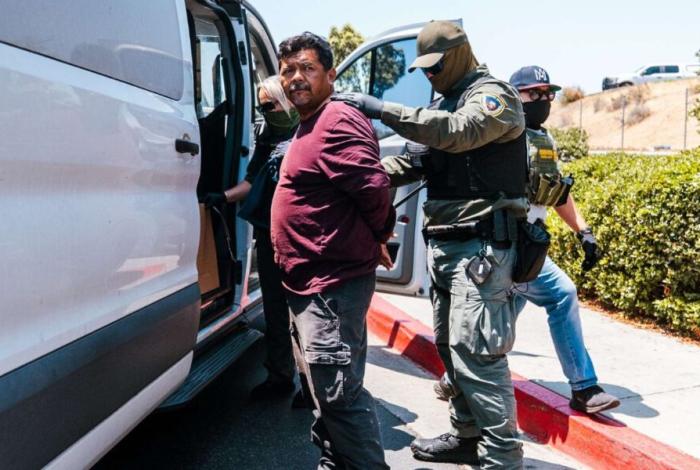 Van 222 mexicanos detenidos en las redadas del ICE en Los Ángeles