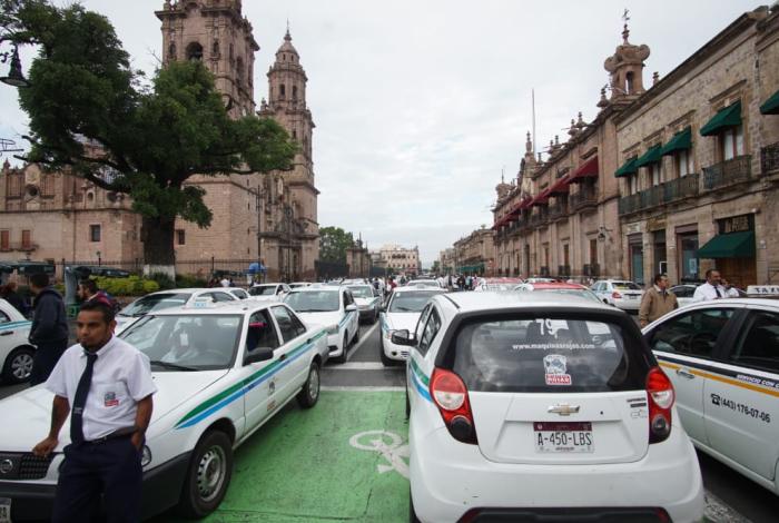 Van taxistas por regularización de hasta 30 sitios en Michoacán