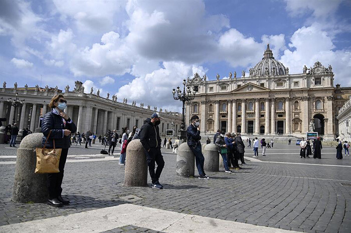  Vaticano revisa dar más espacio a las mujeres pero dice que aún no es momento de debatirlo