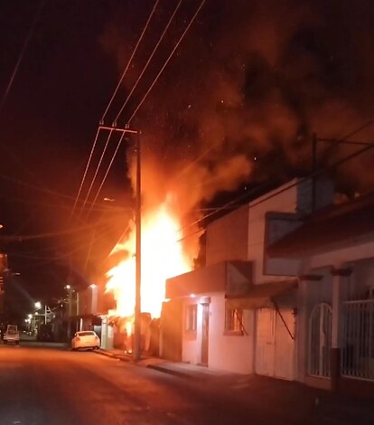  #VÍDEO / #IMÁGENES / Incendio consume vivienda en Uruapan; solo hay daños materiales